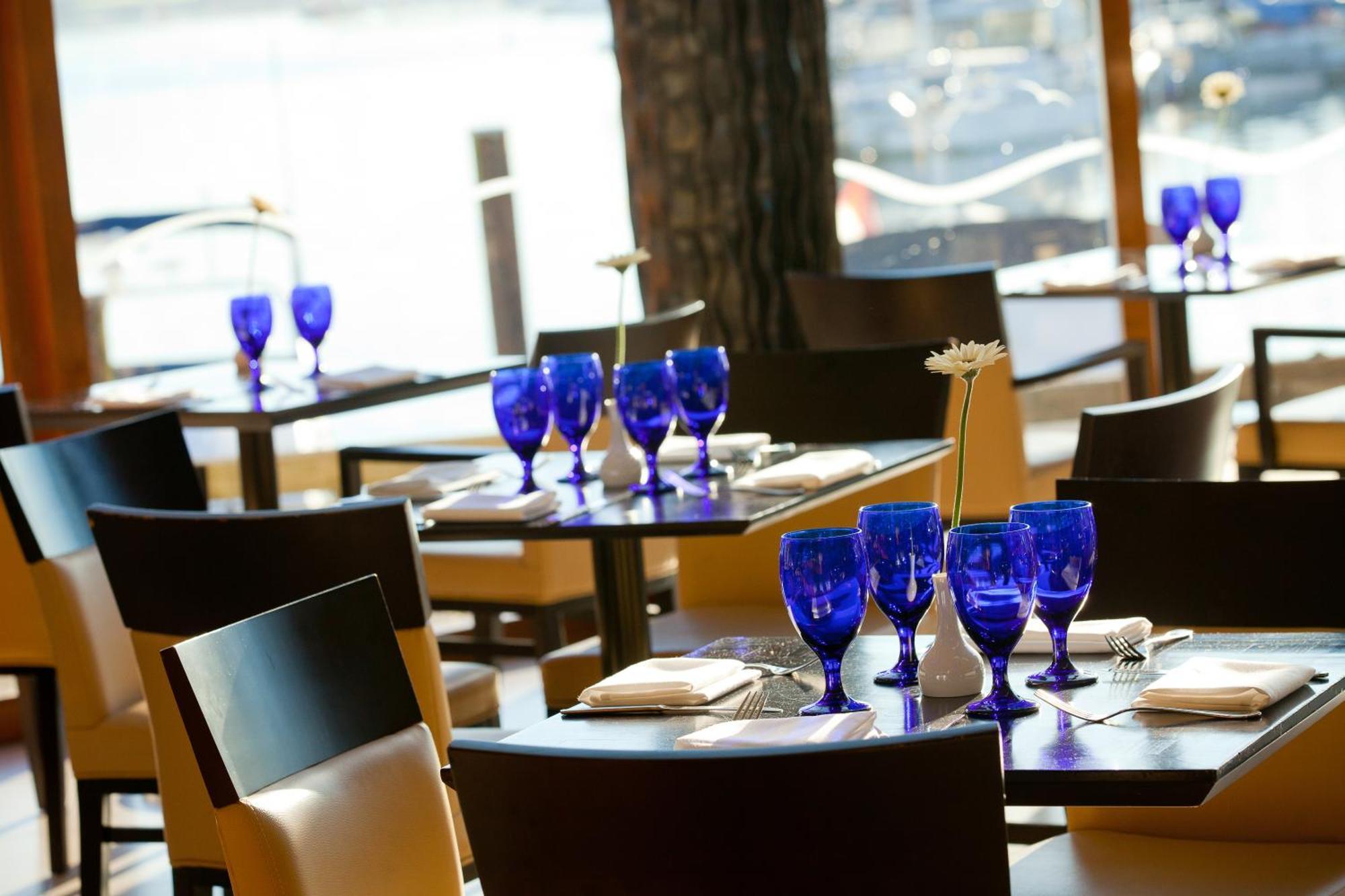 Granville Island Hotel Ванкувър Екстериор снимка