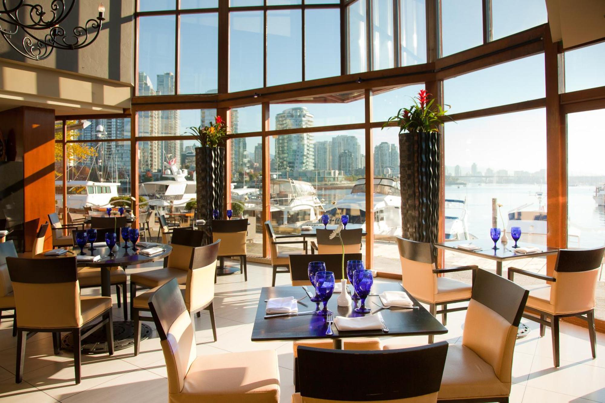 Granville Island Hotel Ванкувър Екстериор снимка