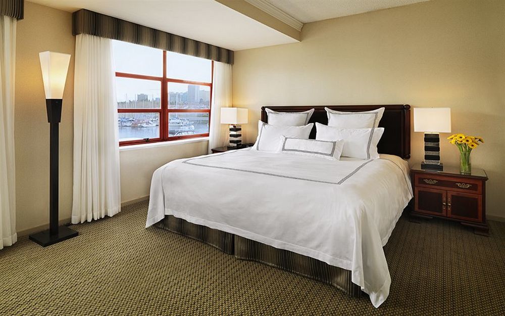 Granville Island Hotel Ванкувър Екстериор снимка