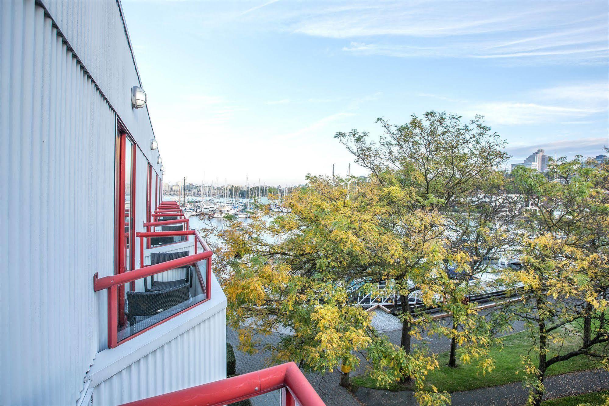 Granville Island Hotel Ванкувър Екстериор снимка