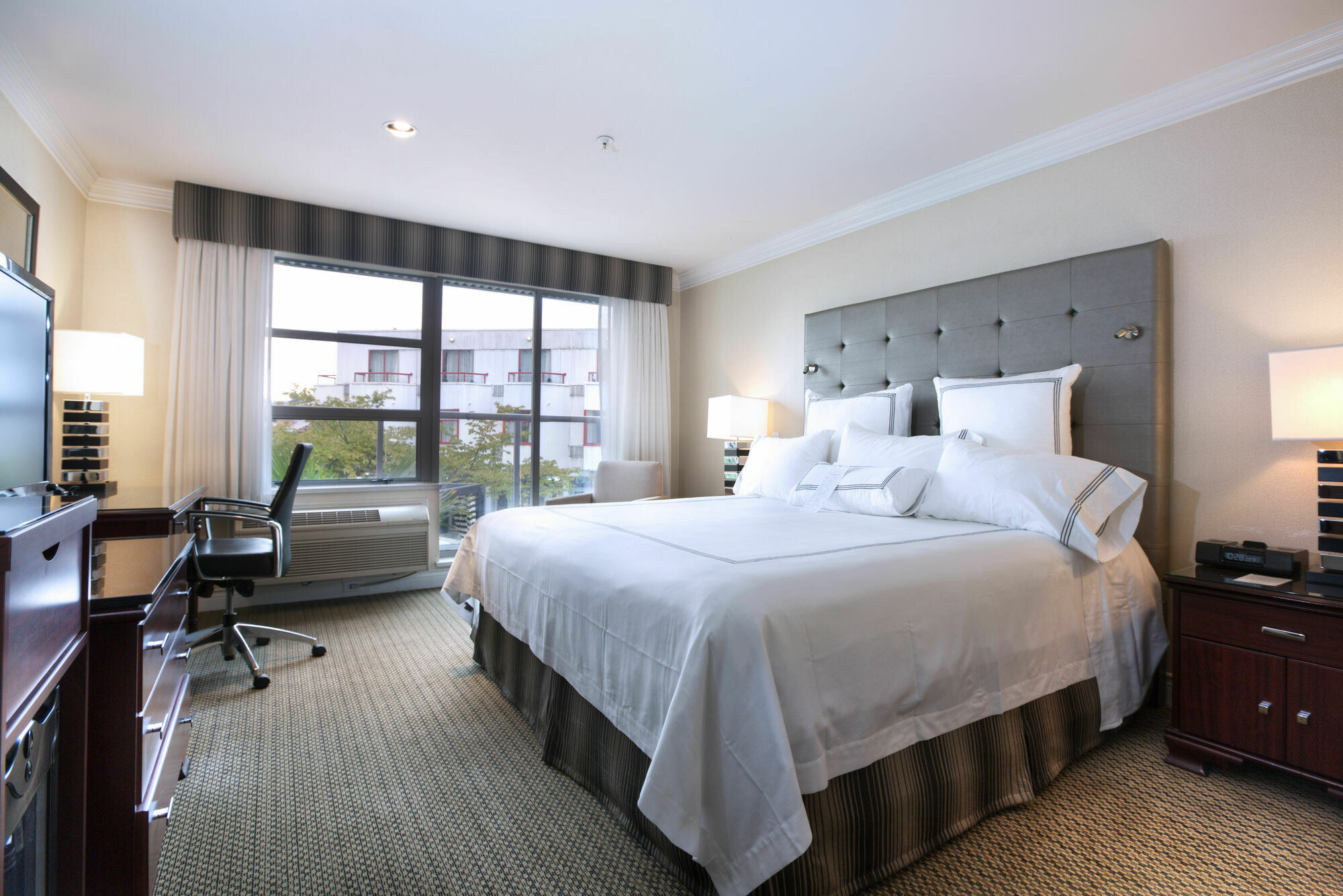 Granville Island Hotel Ванкувър Екстериор снимка